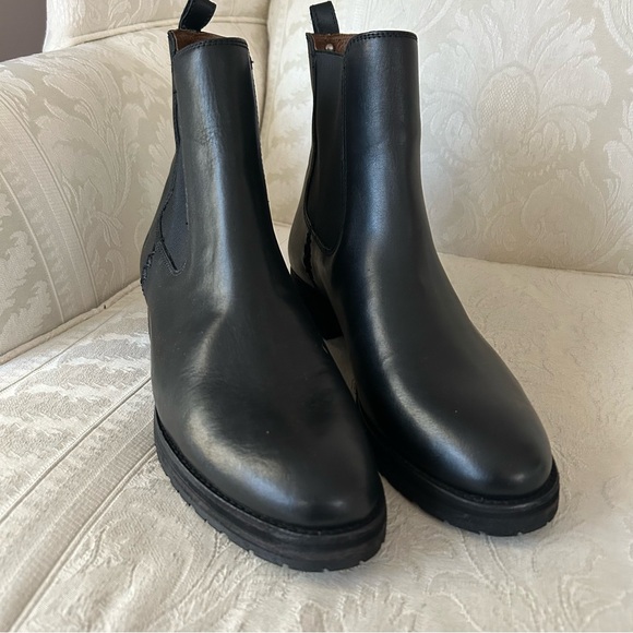 Frye MELISSA DOUBLE SOLE CHELSEA boots booties women size 9 smooth black leather